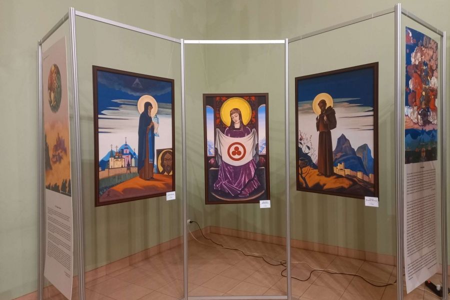 На территории развития ТЦ «Гранд-Каньон» (Выборгский район) работает выставка «Мир Рериха» (1 - 18 октября)