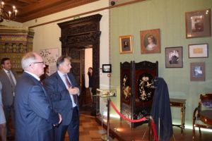 Вице-губернатор Владимир Кириллов посетил Музей-институт семьи Рерихов после проведенной реставрации входной группы помещений