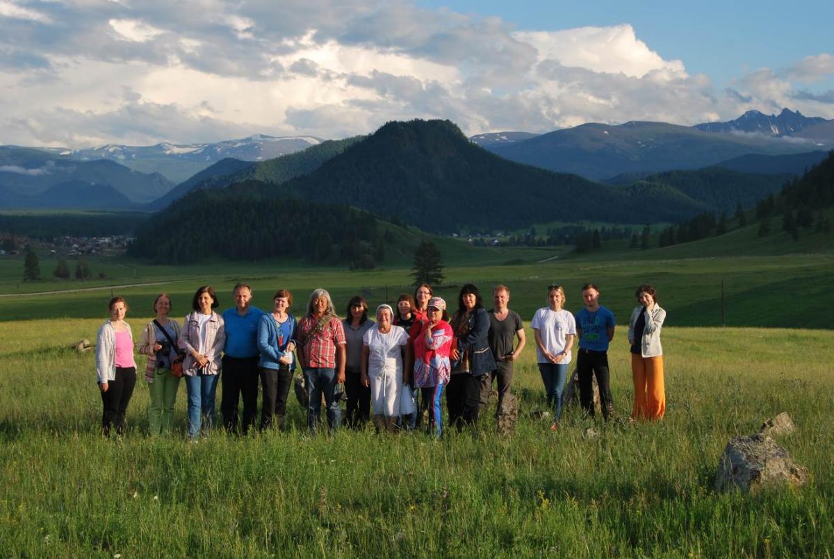 Участники выездного семинара СПбГМИСР в Каракольской долине. Справа на горизонте виднеется священная гора Уч-Энмек. 7 июля 2016 года